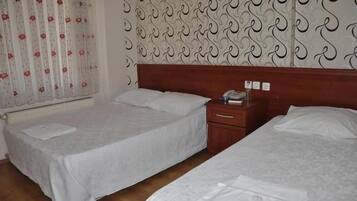 Kamar Twin Standar | Meja kerja, ruang kerja ramah laptop, dan tirai kedap cahaya