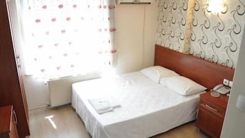 Quarto casal standard, vista para a cidade | Escrivaninha, espaço de trabalho para notebook, cortinas blackout
