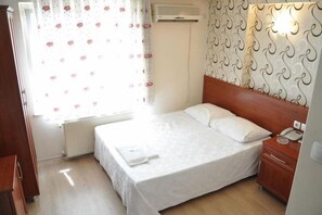 Quarto casal standard, vista para a cidade | Escrivaninha, espaço de trabalho para notebook, cortinas blackout