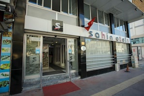 A building with a sign reading 'sahin otel' and a red flag above the entrance. - ŞAHİN OTEL 1 (Samsun)