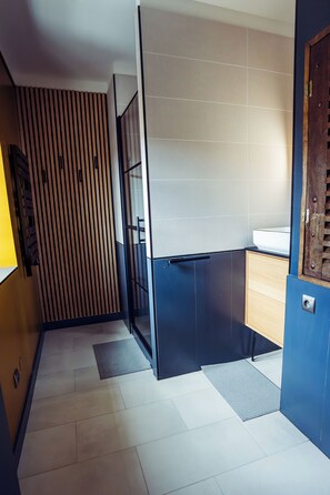 Shower, hair dryer, towels, soap - Vrbo Property (Blacé)