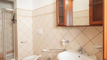 Apartment, Balcony, Sea View | Bathroom | Hair dryer, towels, soap, shampoo