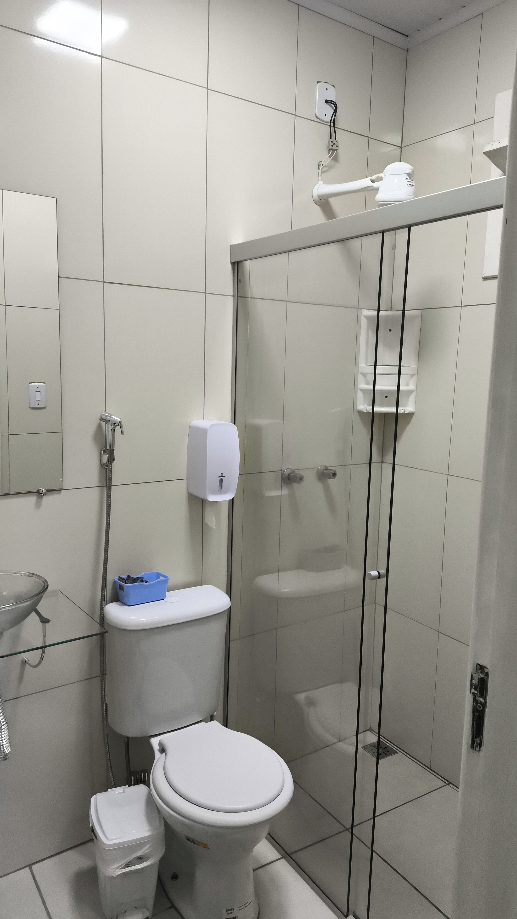 Salle de bain | Serviettes fournies, savon, shampooing, papier de toilette