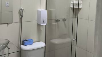 Salle de bain | Serviettes fournies, savon, shampooing, papier de toilette