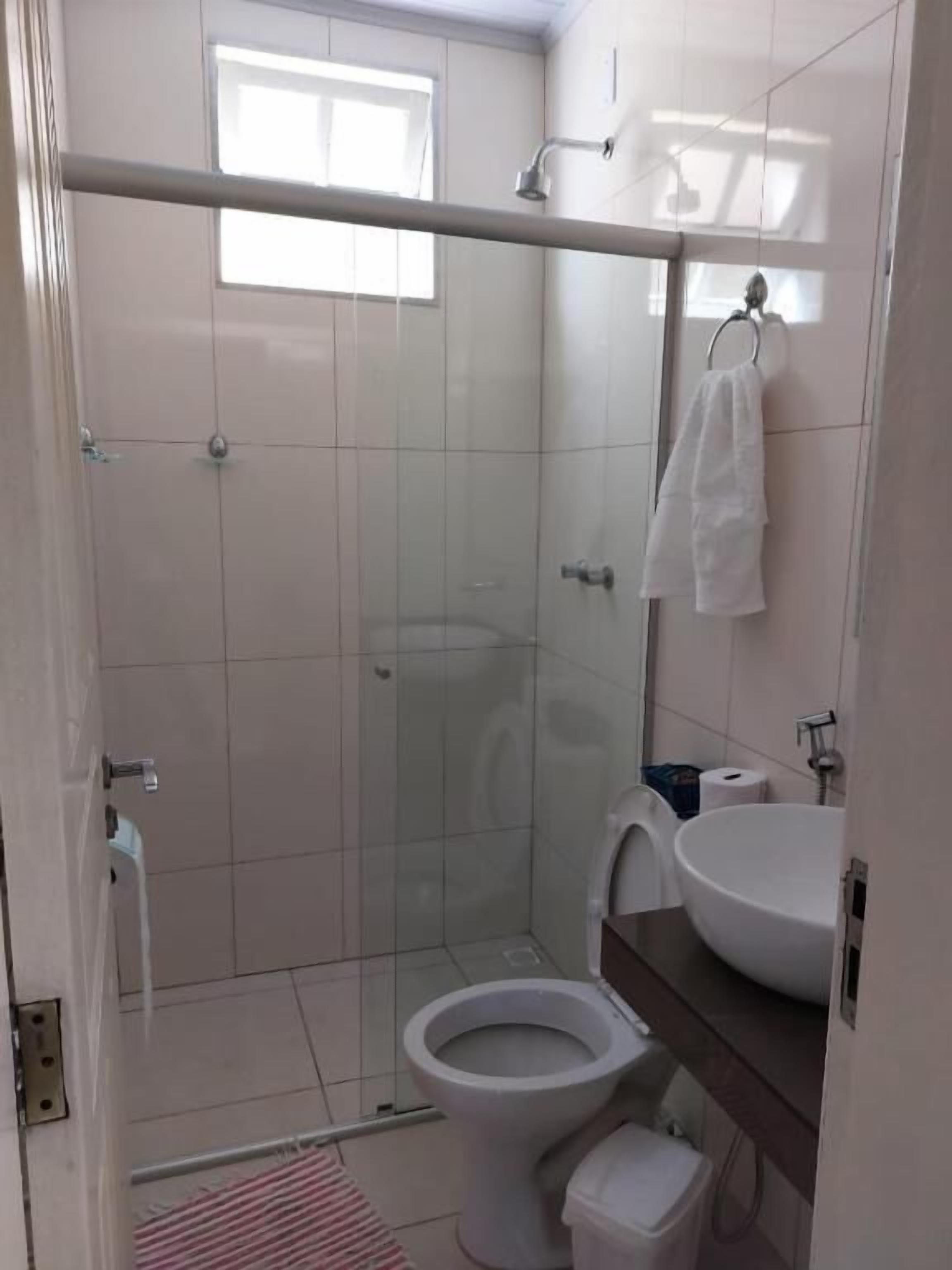 Handuk, sabun, sampo, dan tisu toilet