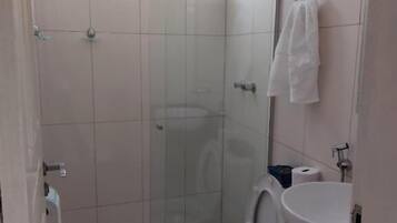Handuk, sabun, sampo, dan tisu toilet