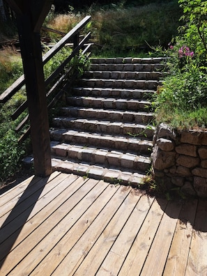 Eine Holztreppe mit Steinstufen, die zu einem Holzboden führen.