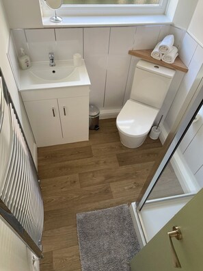 Shower, hair dryer, towels, soap - Cosy, Village, Bungalow with lots of Parking Space. Pet & Family Friendly. (Tetney)