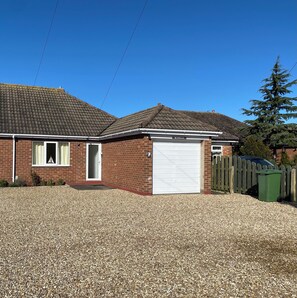 Exterior - Cosy, Village, Bungalow with lots of Parking Space. Pet & Family Friendly. (Tetney)