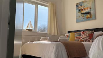 2 bedrooms, iron/ironing board, travel cot, free WiFi