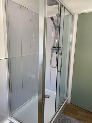 Shower, hair dryer, towels, soap - Cosy, Village, Bungalow with lots of Parking Space. Pet & Family Friendly. (Tetney)