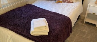 Cosy, Village, Bungalow with lots of Parking Space. Pet & Family Friendly.
