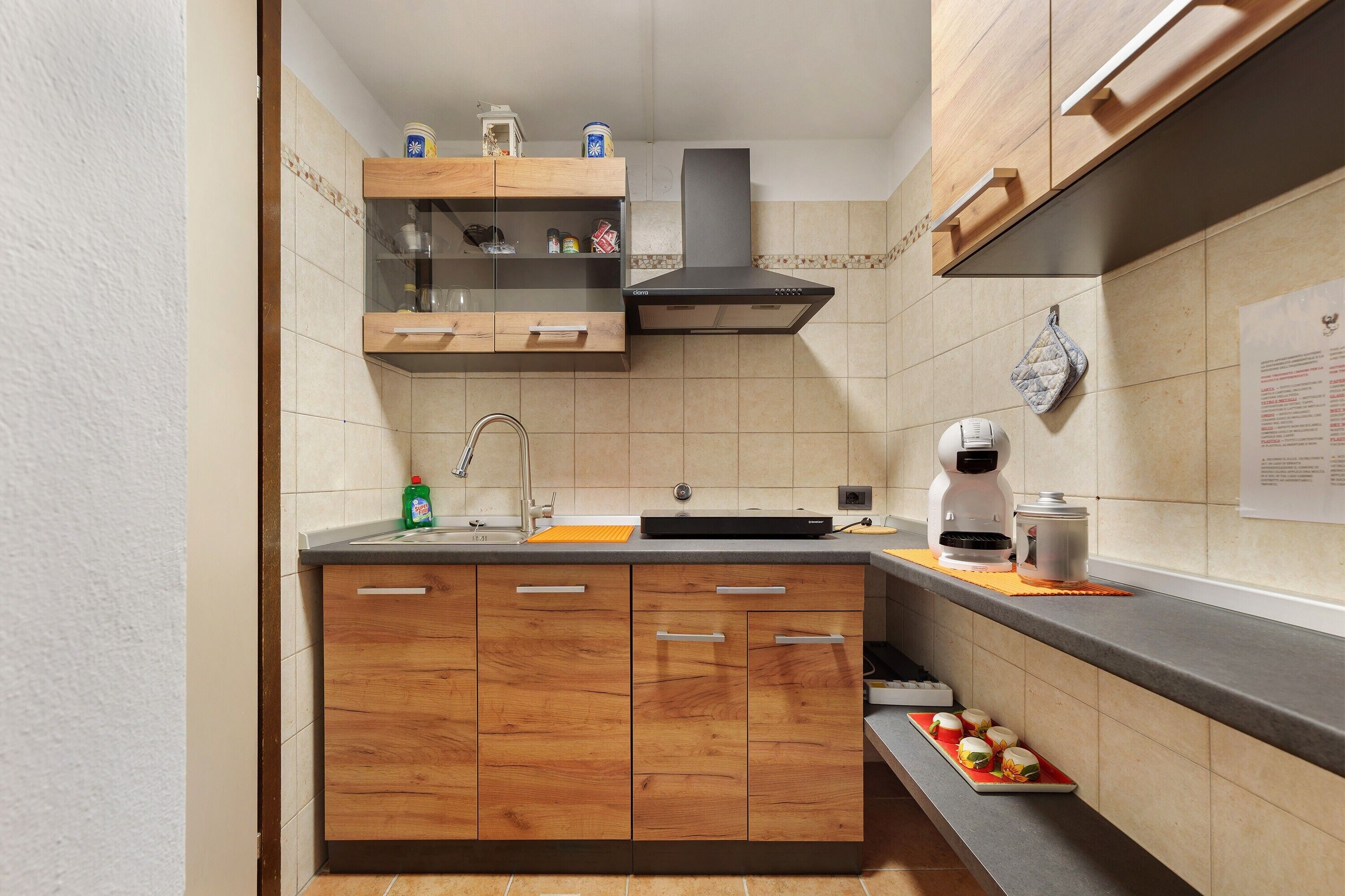 Kühlschrank, Mikrowelle, Herdplatte, Wasserkocher mit Kaffee-/Teezubehör