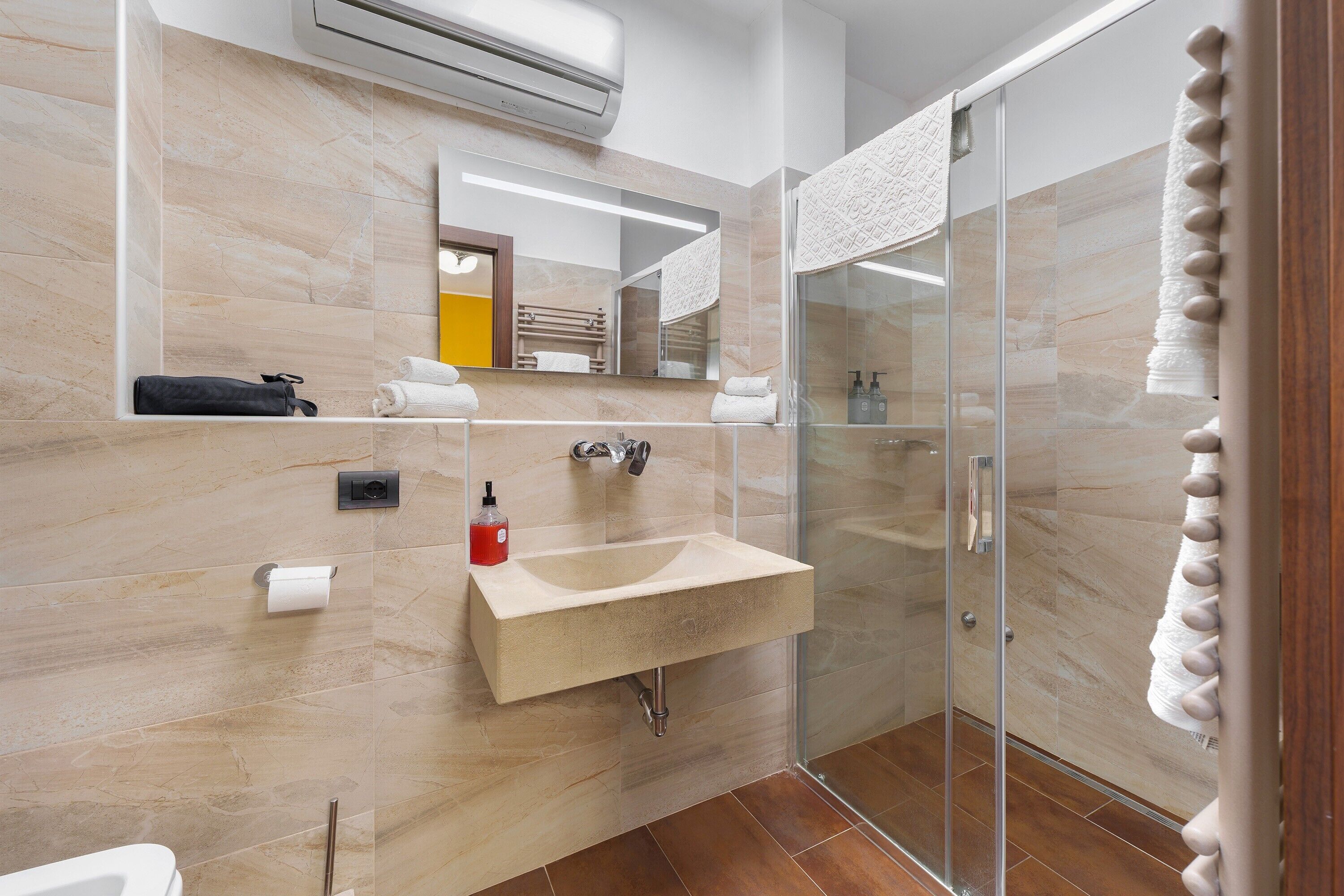 Shower, hair dryer, towels. Azalea Apartment – Peaceful Retreat with Mountain Views