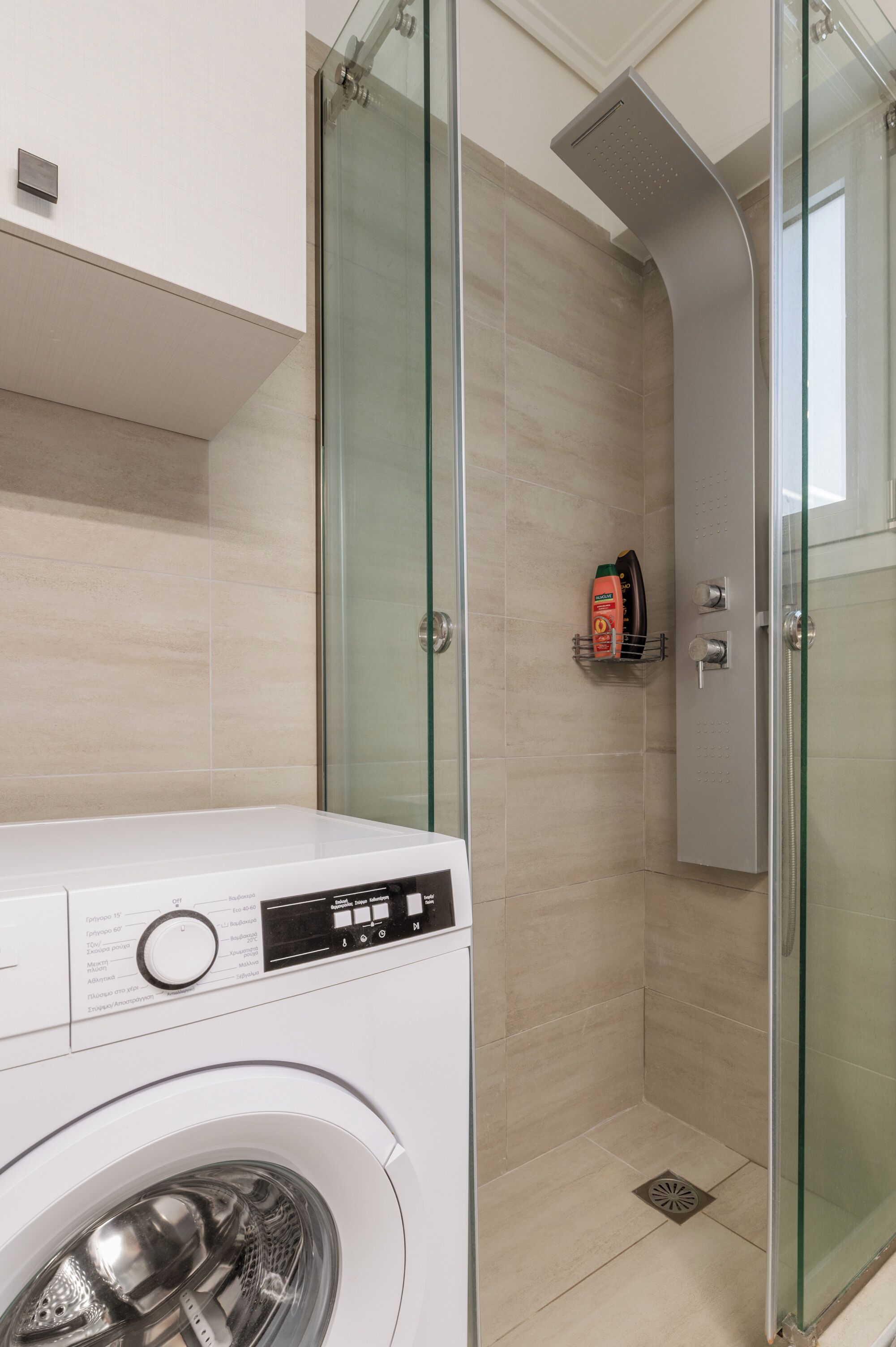 Departamento Confort, vista a la ciudad | Baño | Regadera, amenidades de baño gratuitas, secadora de cabello, pantuflas 