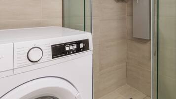 Comfort Apartment, City View | Bathroom | Shower, free toiletries, hair dryer, slippers