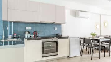 Comfort-Apartment, Stadtblick | Eigene Küche | Ofen, Herdplatte, Kochgeschirr/Geschirr/Besteck