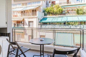 Comfort-Apartment, Stadtblick | Speisen im Freien