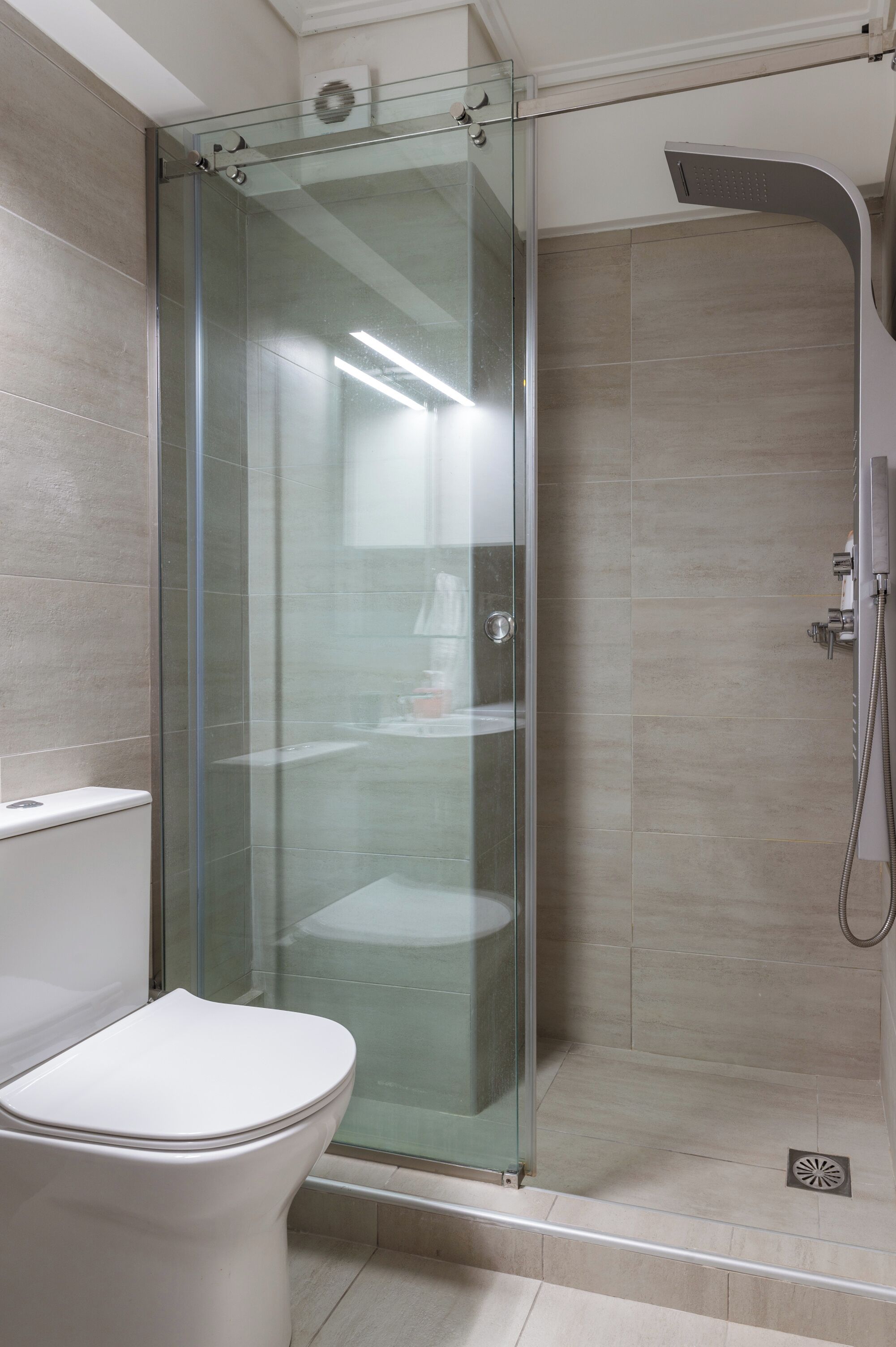 Regadera, amenidades de baño gratuitas, secadora de cabello, pantuflas 