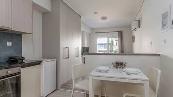 Studio Comfort, pemandangan kota | Dapur pribadi | Oven, kompor, dan peralatan masak/sendok-piring