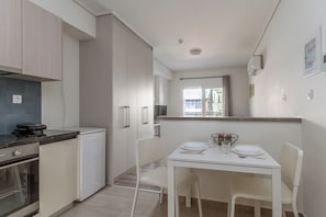 Comfort Studio, City View | Dapur peribadi | Ketuhar, dapur, alat memasak/pinggan mangkuk/perkakas dapur 