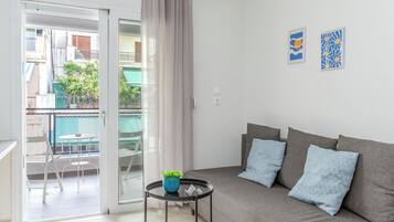 Comfort Studio, City View | Living area