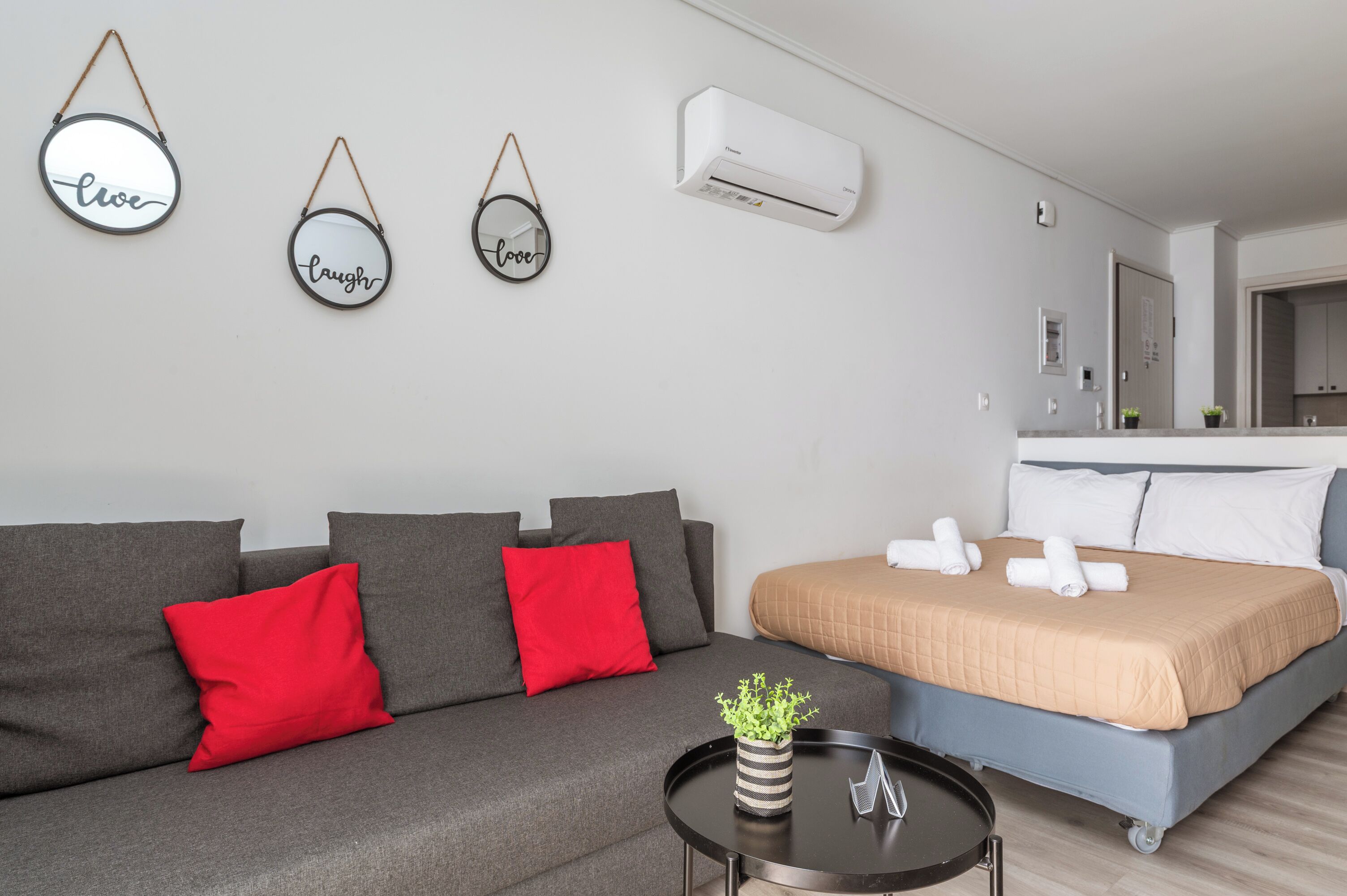 Estudio Confort, vista a la ciudad | Insonorización, tabla de planchar con plancha y wifi gratis 