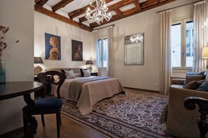 2 habitaciones, escritorio y tabla de planchar con plancha 