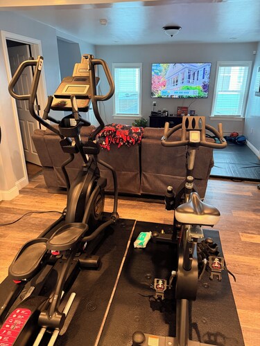 2-bedroom house with AC, parking, and  cardio/GYM equipment in Providence