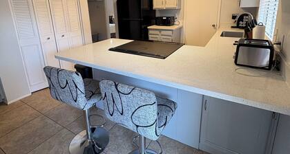 Cozy 2-bedroom Golf course get away close to hospitals and attractions