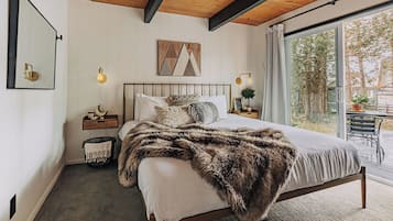 Signature Cabin, 3 Bedrooms, Kitchen, Mountain View | Individually decorated, individually furnished, laptop workspace