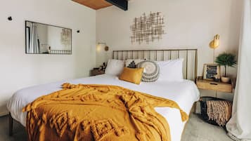 Signature Cabin, 3 Bedrooms, Kitchen, Mountain View | Individually decorated, individually furnished, laptop workspace