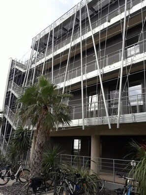Ein mehrgeschossiges Gebäude im Bau mit Gerüsten.