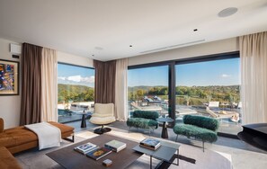 Smart TV, fireplace, foosball, books - Villa Cypress Hill, Spacious 4-bedroom estate  with Spa,  fitness & tennis court (Rakotule)