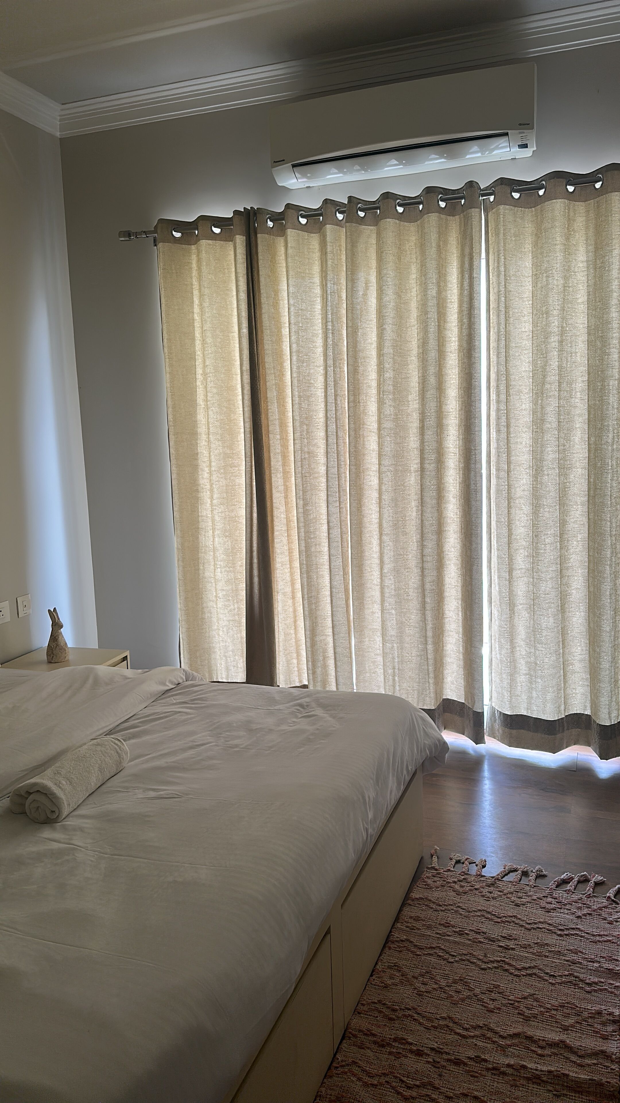 Tabla de planchar con plancha, wifi, ropa de cama