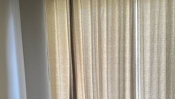 Tabla de planchar con plancha, wifi, ropa de cama