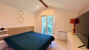 5 chambres, fer et planche à repasser, Wi-Fi, draps fournis