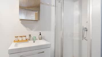 Een douche, een haardroger, handdoeken