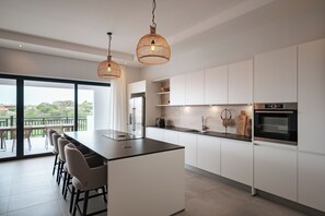 Fridge, microwave, oven, stovetop - The Breeze -Blue Bay Golf & Beach Resort (Sint Michiel)
