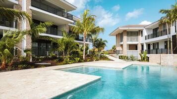 2 outdoor pools