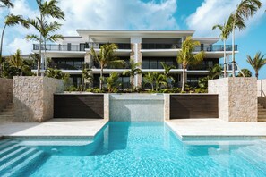 2 outdoor pools - The Breeze -Blue Bay Golf & Beach Resort (Sint Michiel)