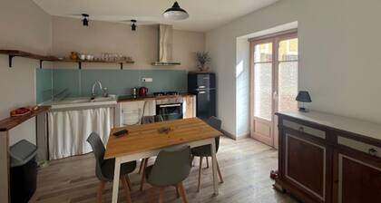 A stone's throw from the CENTRE: ALL-CONVENIENCE APARTMENT WITH CLOSE CONVENIENCES!