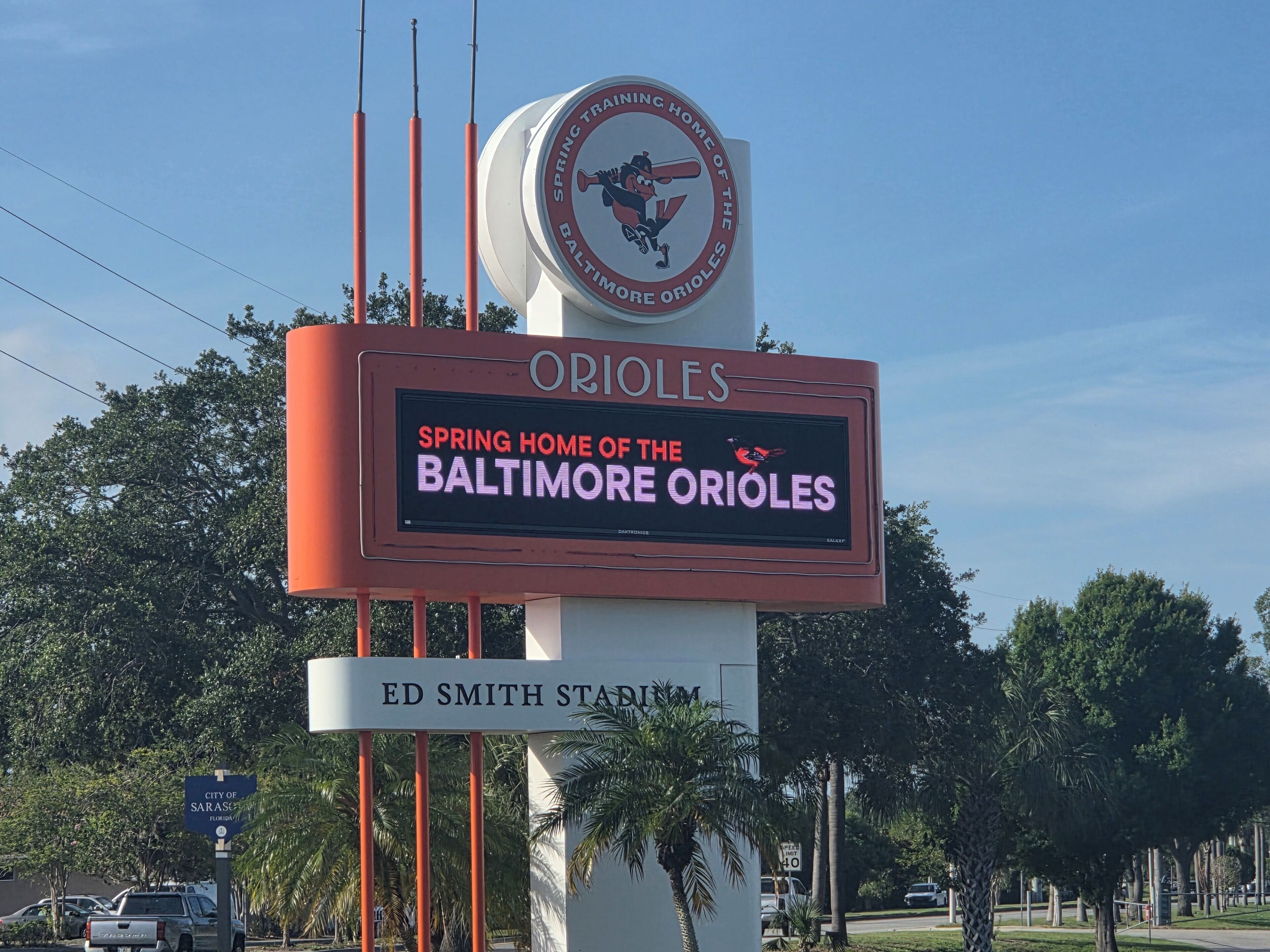 Ein Schild mit dem Logo der Baltimore Orioles und dem Text, der angibt, dass dies das Spring Training Heim der Orioles ist.