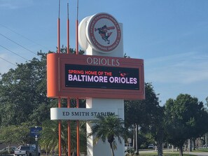 Ein Schild mit dem Logo der Baltimore Orioles und dem Text, der angibt, dass dies das Spring Training Heim der Orioles ist.