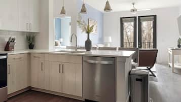 Apartment (2 Bedrooms) | Private kitchen | Fridge, coffee/tea maker
