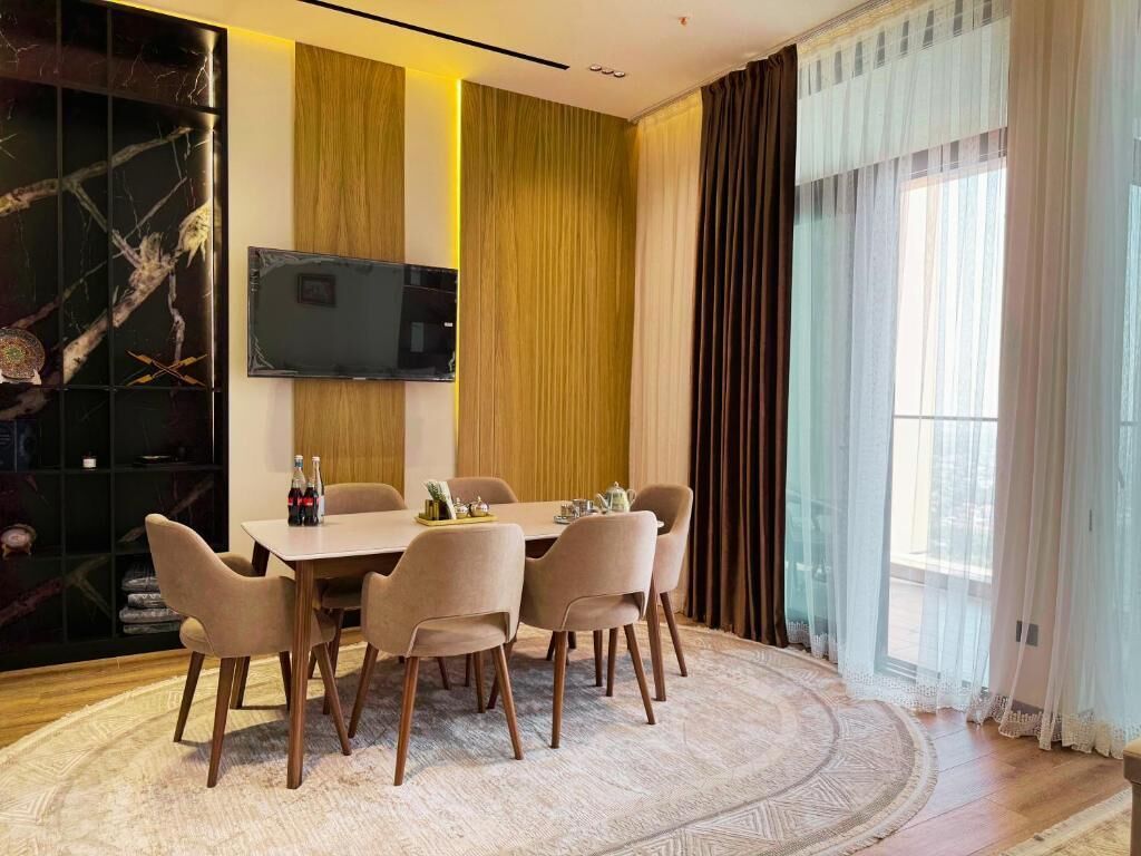 Appartement Deluxe, balcon, vue ville | Coin séjour | Télévision