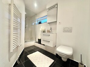 Shower, towels, soap, toilet paper - Modern apartment - Parking (Ostwald)