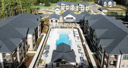 Landing Beautiful 1bd, Game Room, Gym