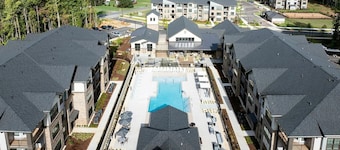 Landing Beautiful 1bd, Game Room, Gym