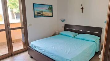 Travel crib, free WiFi
